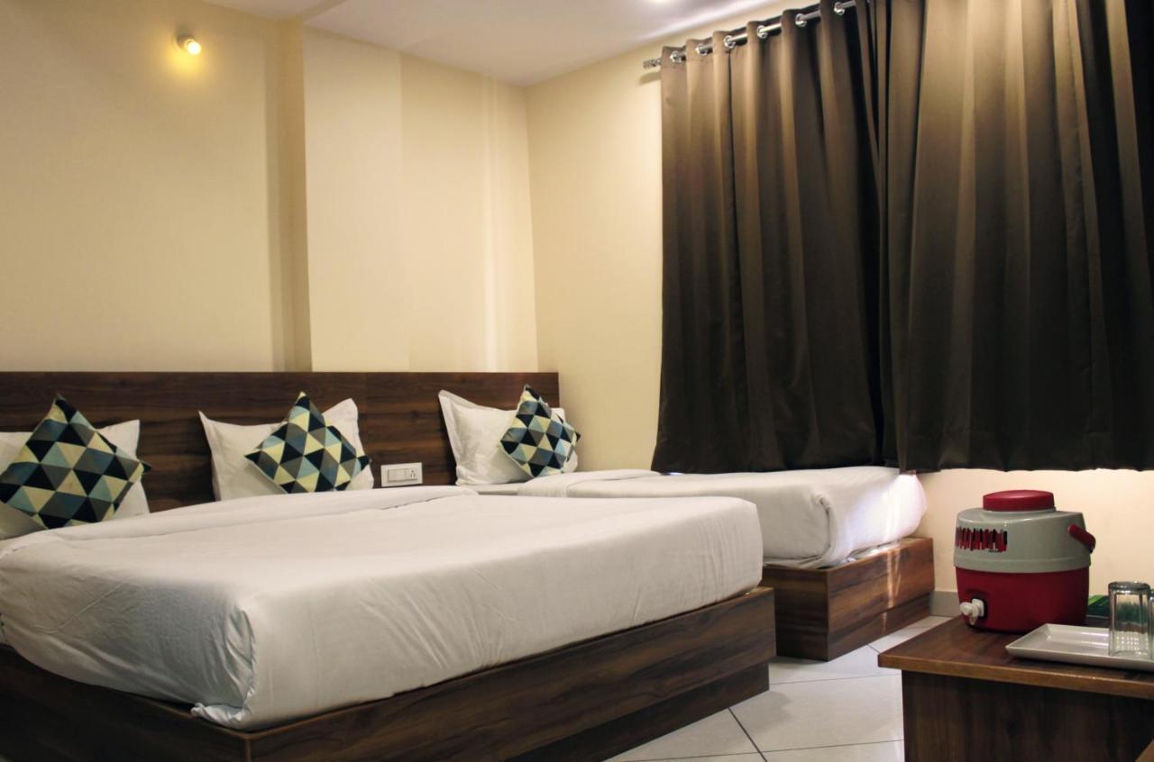 Maruti Group Of Hotels - Shri Naman Натгдвара Екстер'єр фото